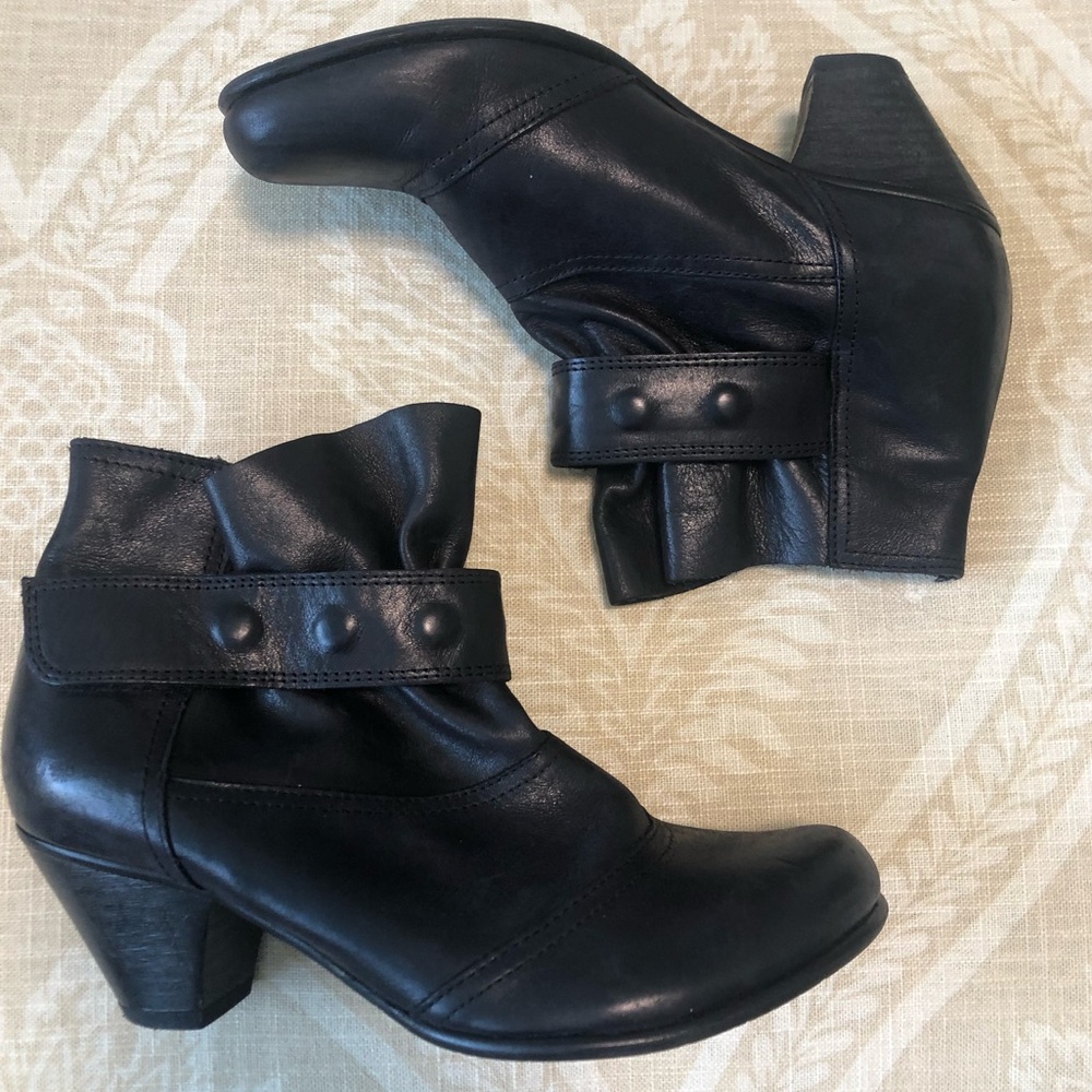 fidji ankle heeled booties black leather ruffle strap us 5.5